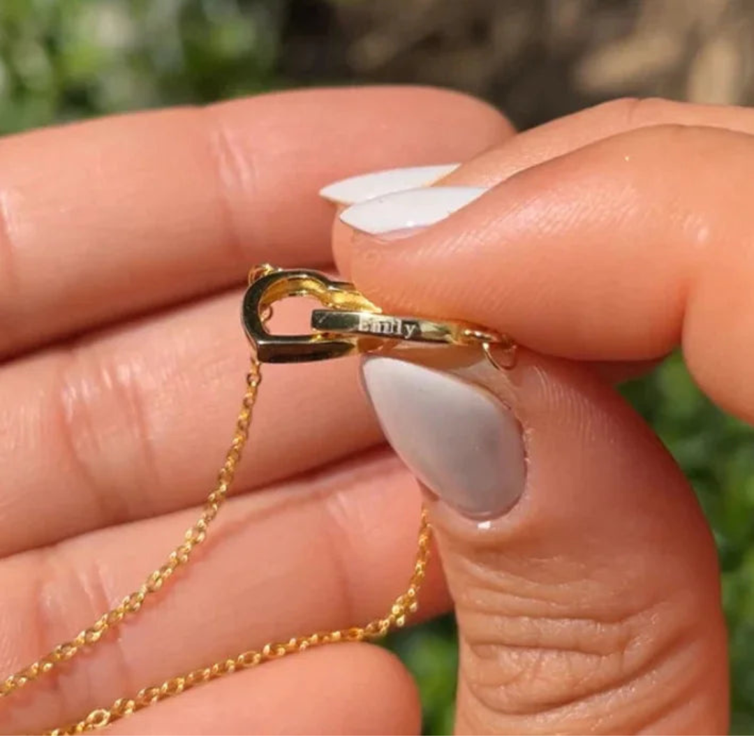 Ewige Rosenbox mit gravierter Halskette